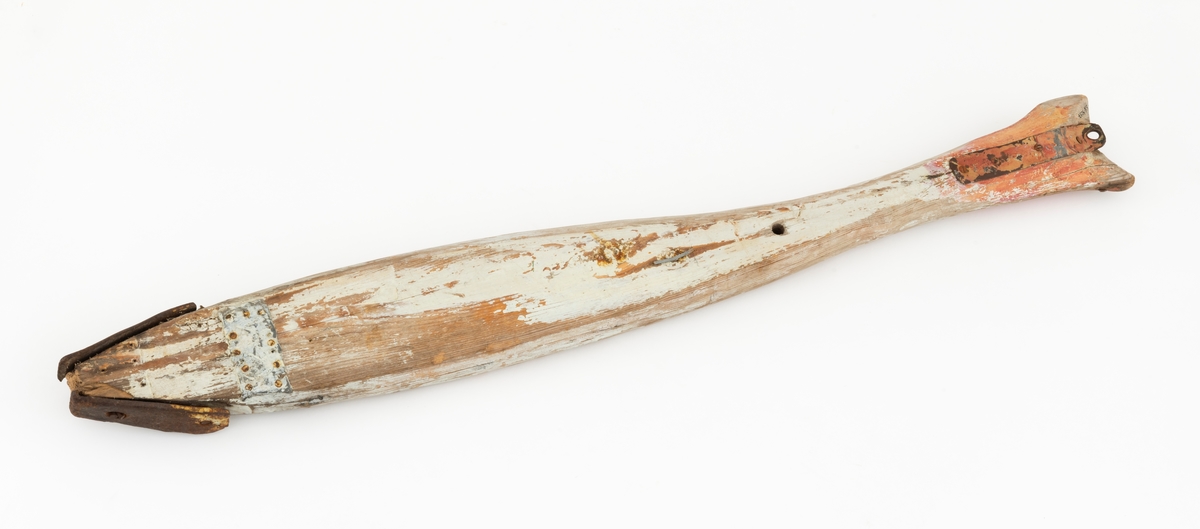 Skremmefisken, brukt under garnfiske i Osensjøen. Gjenstanden er lagd av er lagd av et 112 centimeter langt og 4,3 centimeter (om lag 1 3/4 tomme) tjukt høvlet bord, som er tilskåret slik at den har fått omriss som en diger, rett rovfisk. «Hodet» er utstyrt med jernbeslag, som antakelig skulle virke beskyttende dersom skremmefisken ble støtt mot sjøbotnen. Den fremre delen av skremmefisken har dessuten blybeslag, ett på hver side, som skulle bidra til at denne delen av «fisken» skar seg ned i vannmassene. I haleenden er det påskrudd blikkbeslag med et gjennombrutt hull i en framstikkende endeflik, der det antakelig ble fastknyttet ei snor, så brukeren kunne trekke fisken til seg igjen etter å ha støtt den ned i vannet. Størstedelen av «fiskekroppen» er malt med grålig farge, som antakelig skulle etterlikne skjellfargen på fisken. Halesporen er farget med en lyserød farge I halen er det ei jernhempe til feste av tau. Fiskekroppen har også to gjennombrutte hull.

Fisken er laget og brukt av Albert Sagen fra Nordre Osen, omkring 1930. Han spente et garn over ei lita vik. Fiskerne rodde fra land og i siksak mot garnet mens de med passe mellomrom kylte skremmefisken med stor fart ned i vannet. Fisk som svømte i vannmassene mellom nedslagspunktet og garnet ble på denne måten skremt ned mot garnet. Med denne metoden kunne det fiskes når som helst på døgnet. Se også SJF 4025.