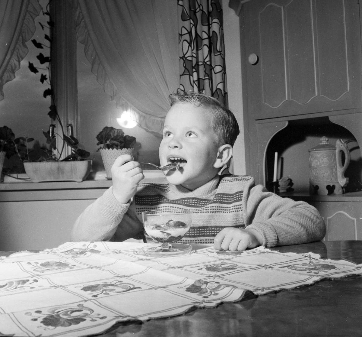 Gutt som spiser gelé