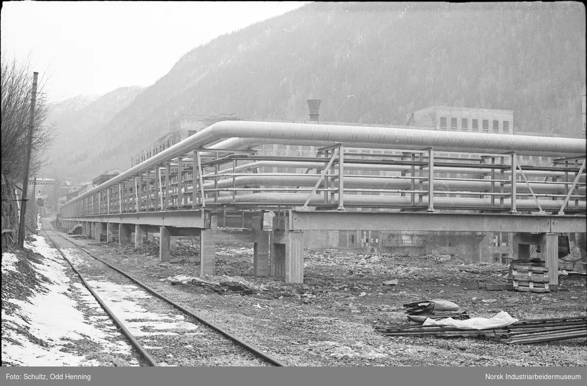 Rørbro i Hydro Rjukans industripark. Jernbanespor ved siden.