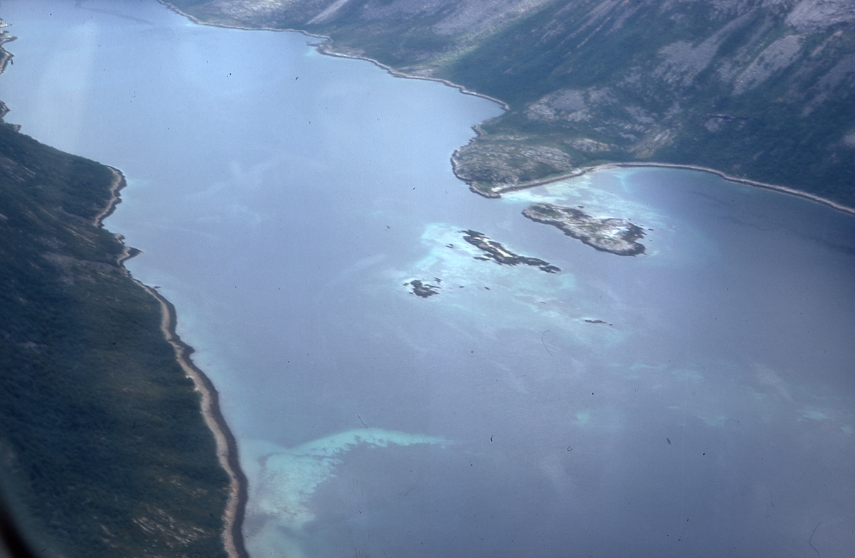 Flyfoto over indre Selfjord på Senja.