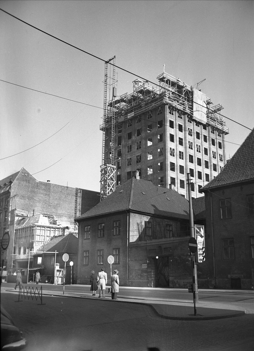 Rådhusgata, Oslo, 19.04.1956. Regjeringsbygningen. Utsmykning, Erling Viksjøs vegg.