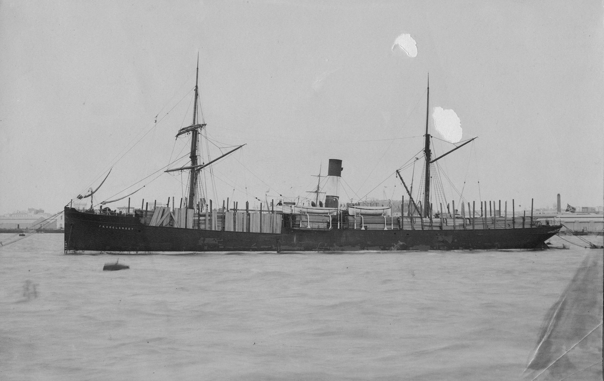 DS FÆDRELANDET (1884) oppankret i ukjent havn, fulllastet med trevirke.