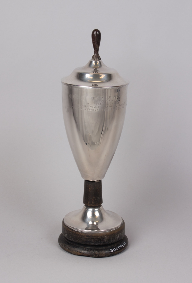 Pokal på sokkel med lokk fra Antwerpen-serien tildelt MT NORDEN for cupkamper i Rotterdam i 1947.