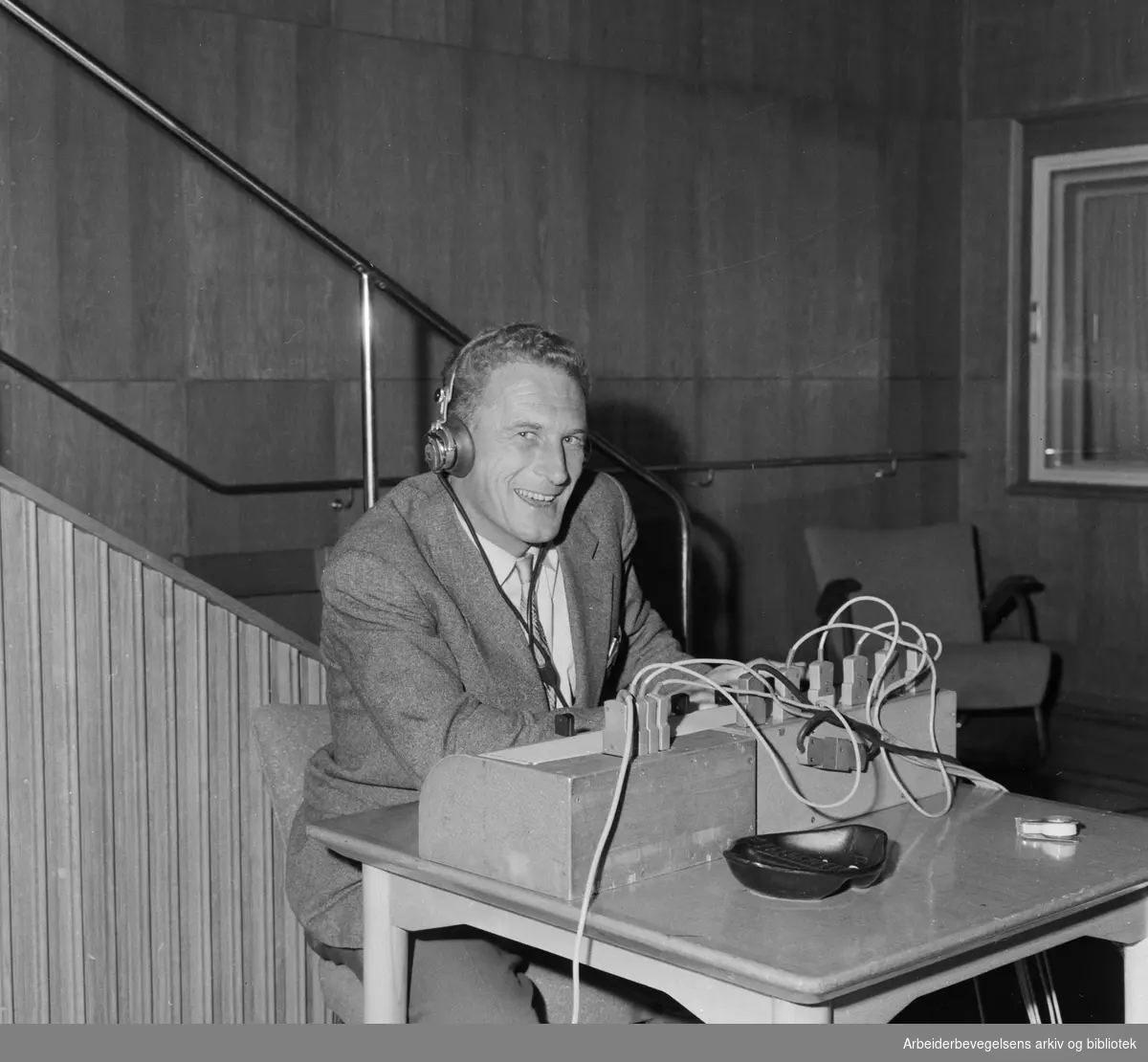 Programtekniker Andreas Hallgren. Ansvarlig for kontrollen under de politiske spørretimene i NRK foran kommunevalget 1959.