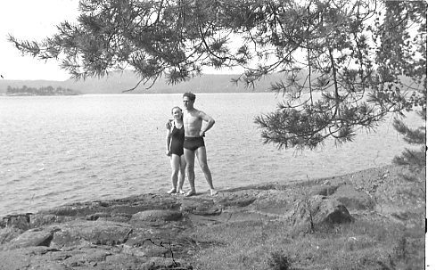 Sandstedt, Erik med en kvinna på en badstrand.
