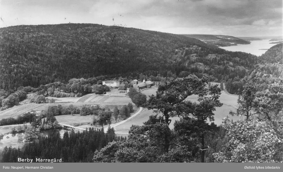 Berby herregård i Idd, oversiktsbilde, sett fra sør med Iddefjorden i bakgrunnen)  ca. 1930. Postkort.