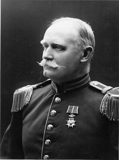 Bröstbild av major Löfgren i uniform.