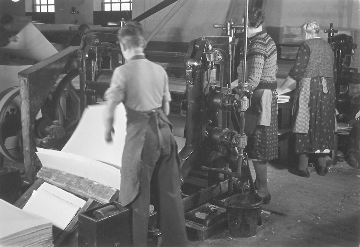 Arbeidere i fabrikklokalet ved Mesna træsliperi og kartongfabrikk A/S, Lillehammer. Fotografert 1940.