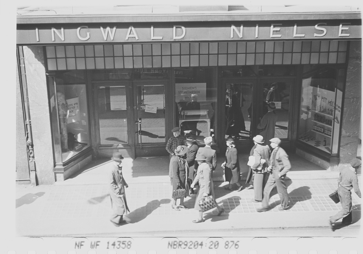 Personer forran Ingwald Nielsen, jernvareforretning. Oslo. Fotografert 1941.
