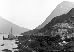 Prot: Ulfsfjorden ved Tjosen med Seilbaad