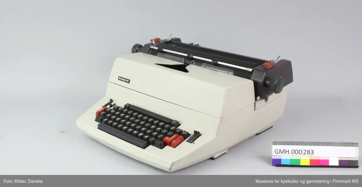 Denne elektriske skrivemaskinen laget av grå og brunt metall. Apparater mangler strømkabelen. 