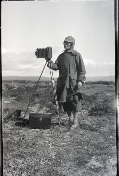 På fototur. 
Ingeborg Aasen står ved fotoapparatet/stafeliet.