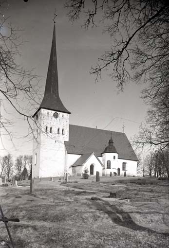 Romfartuna kyrka från sydväst.