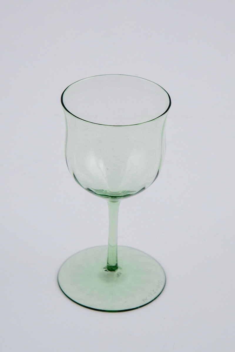 Vinglass i grønnfarget gjennomskinnelig glass med kalkformet kupa.