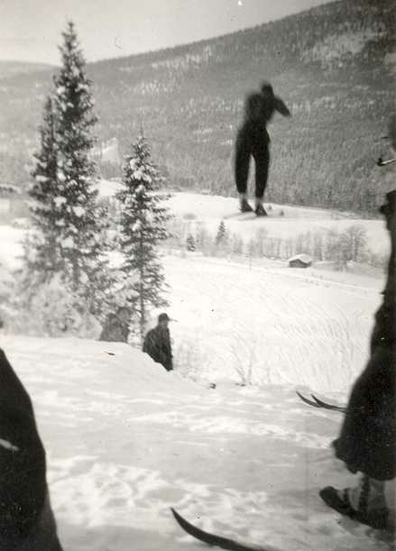 Hafellbakken på Unset. Oskar Opset hopper i 1942. S20. 
