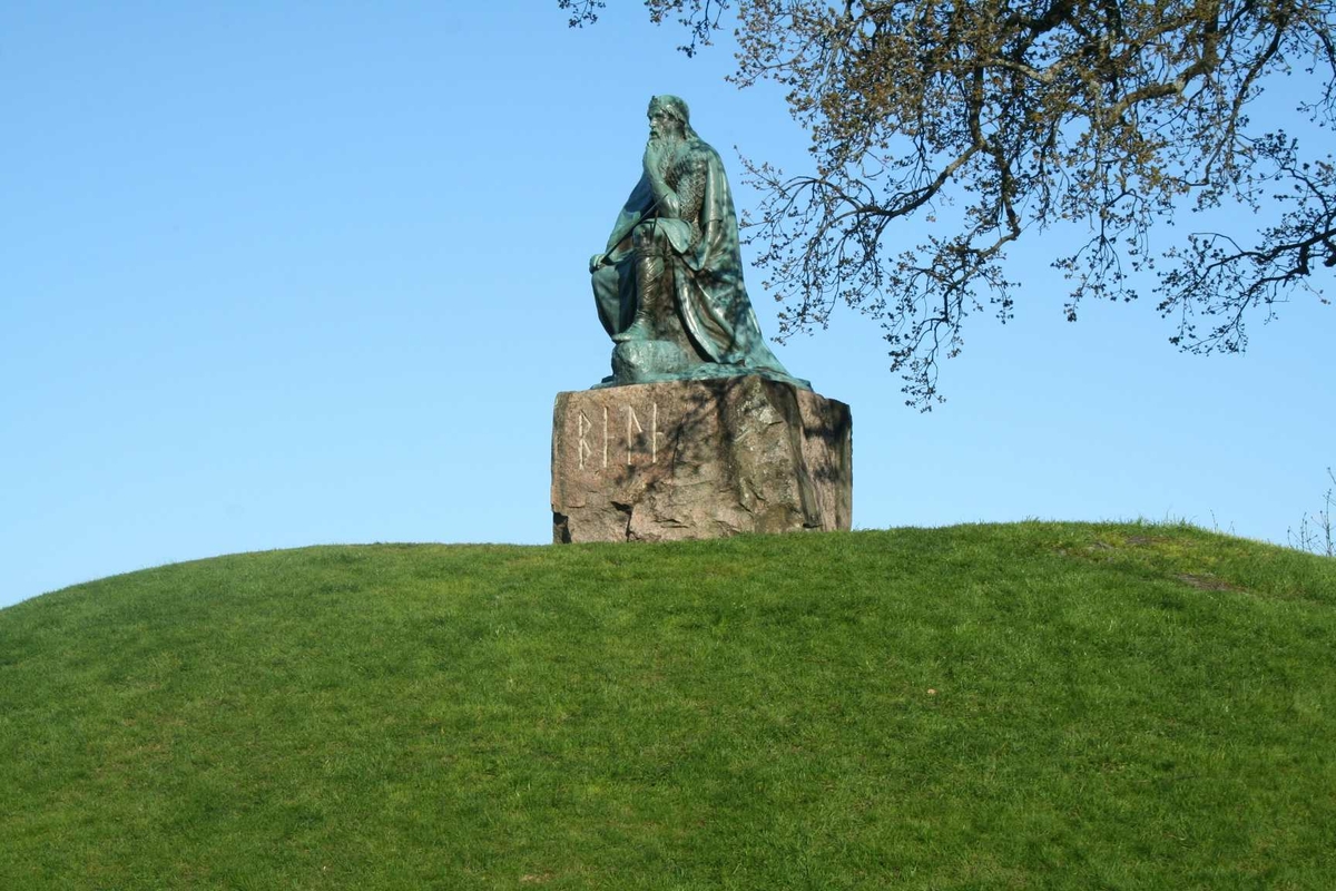 Balehaugen, gravhaug, med statue av Kong Bele