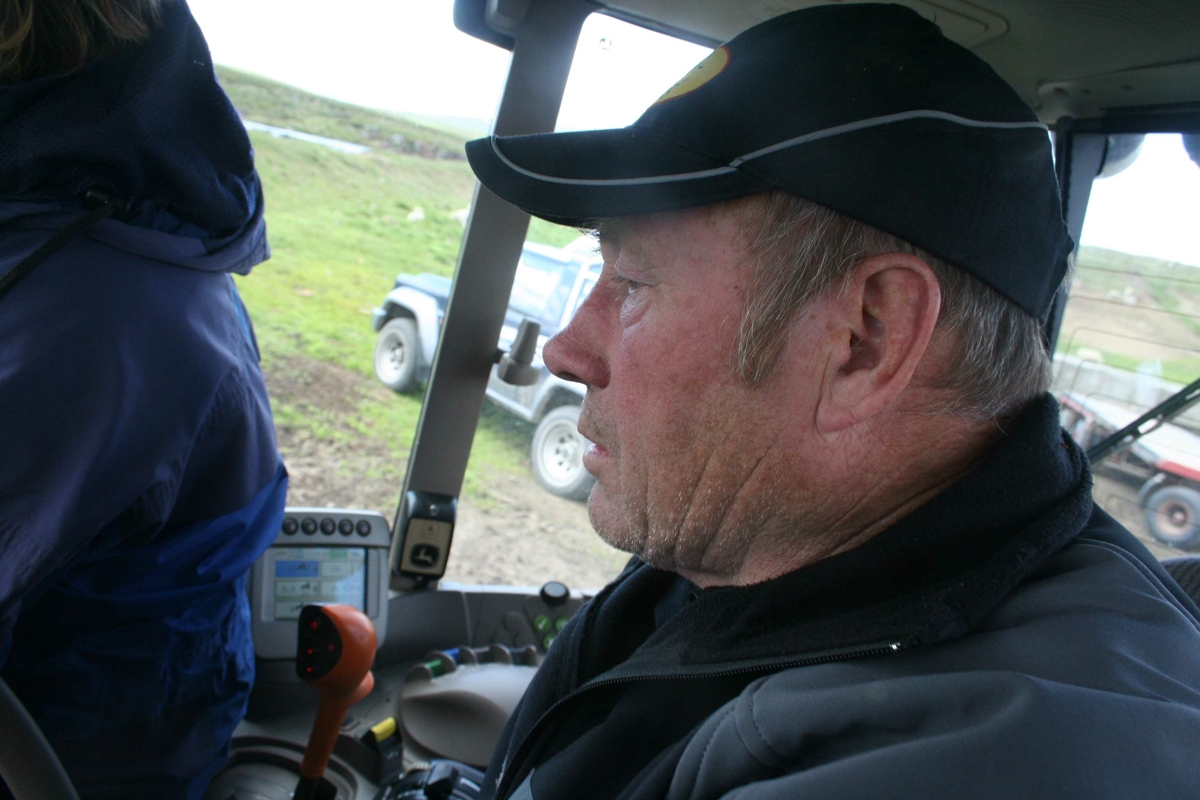 Med traktor over Einunna, Meløya