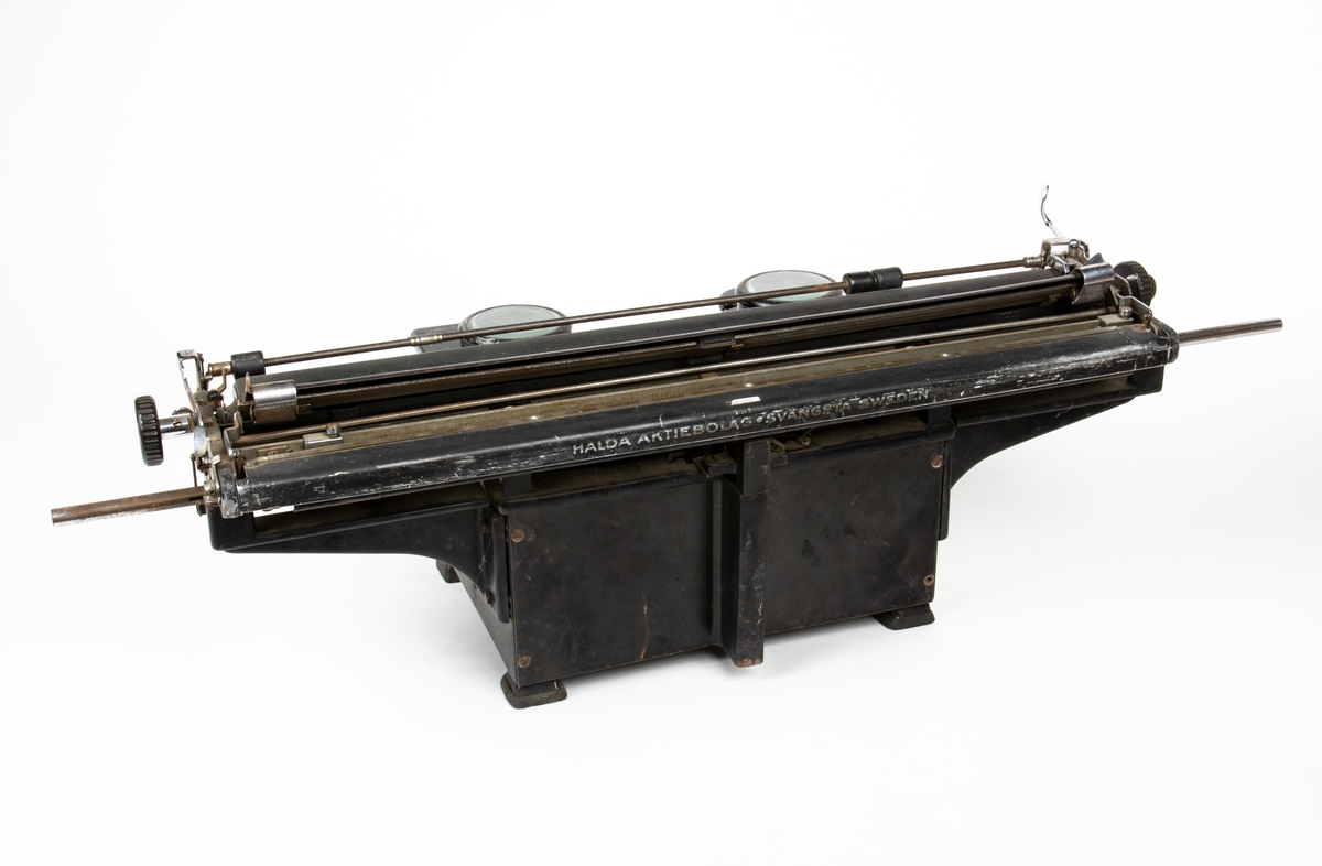 Manuell skrivmaskin av märket Halda-Norden i svart metall med  lång vals.