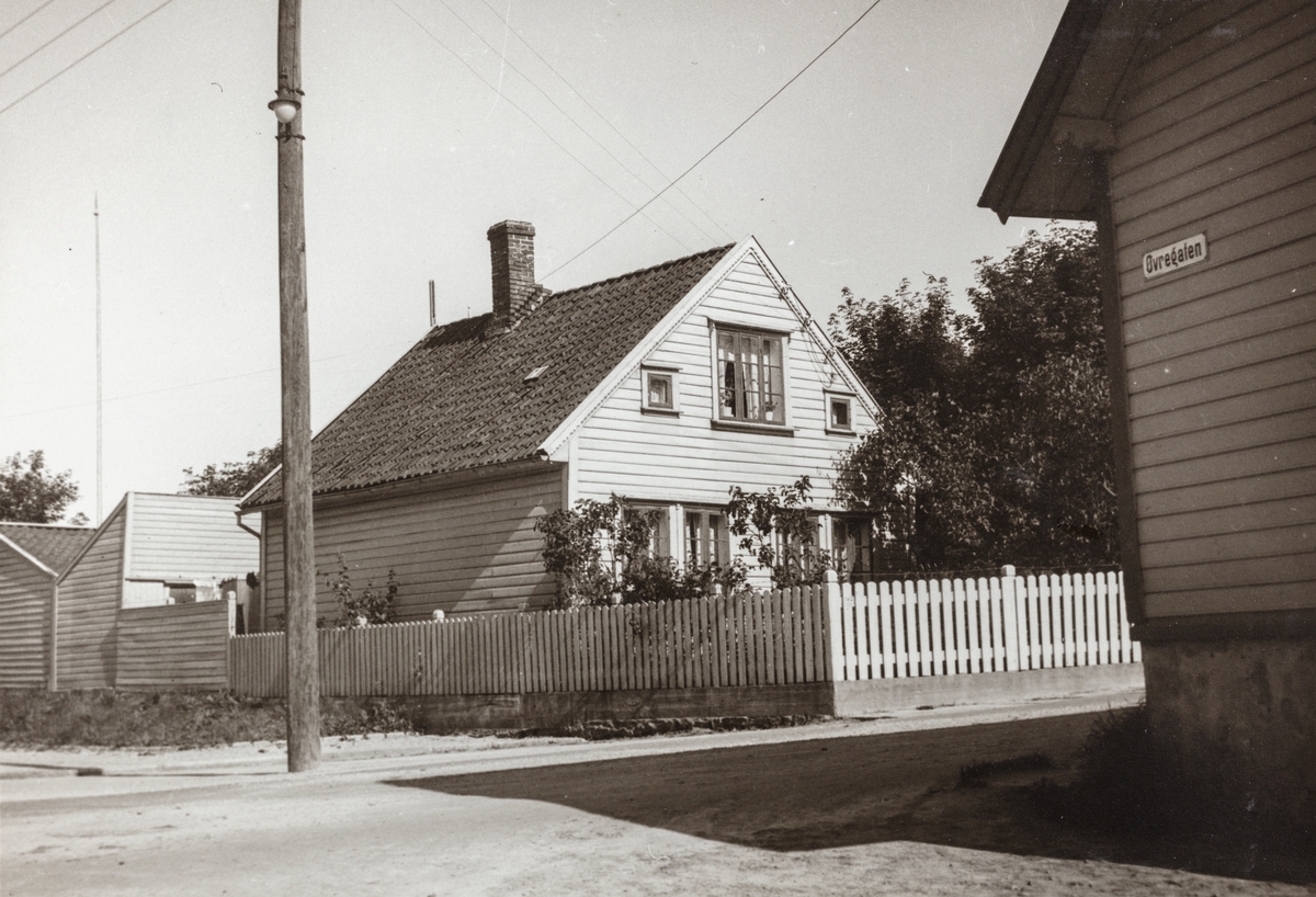 Gatekrysset Djupaskarvegen/Øvregata sett mot nordøst, ca. 1938.