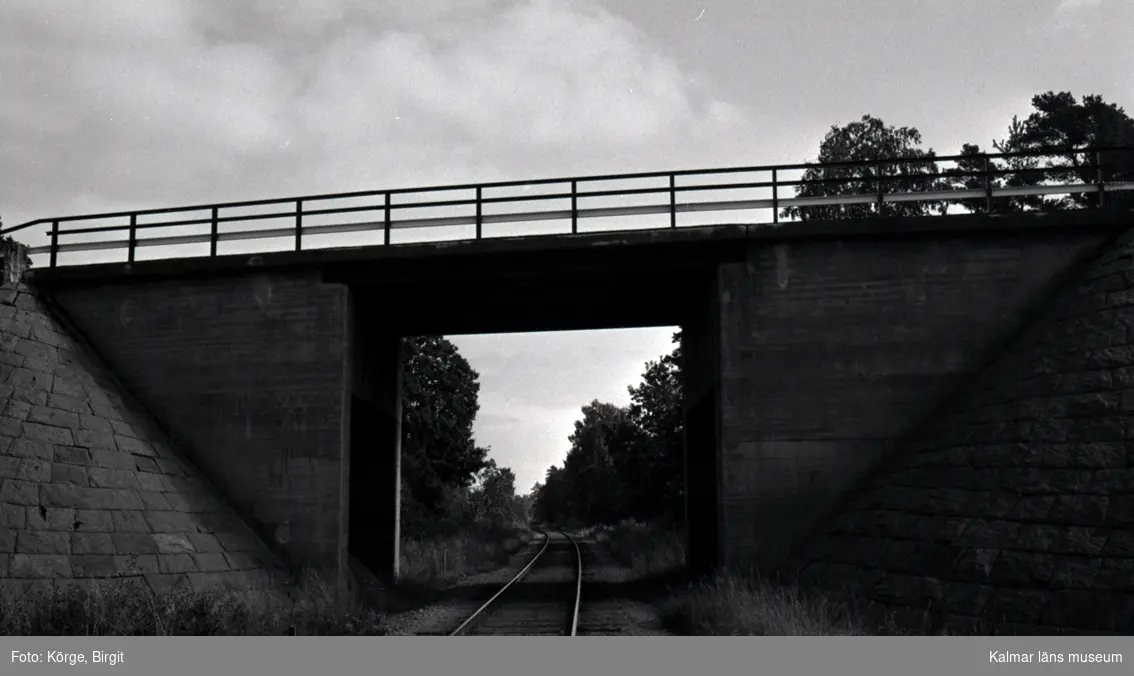 Bro över järnväg vid åsa, mellan Klämna och Oskarshamn i Oskarshamns kommun. Foto, från ostnordost.