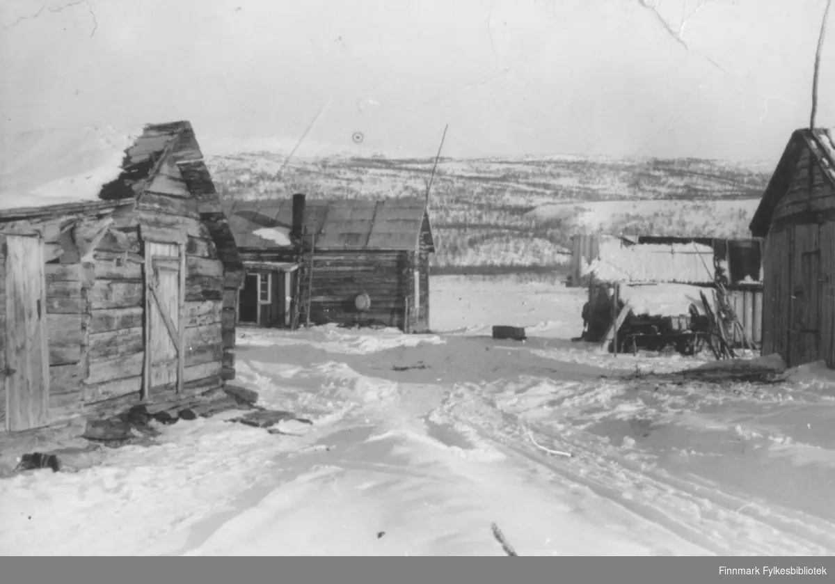 Tømmerbygninger i Tanadalen, dette er muligens tatt i Polmak, 1950-1960 ...