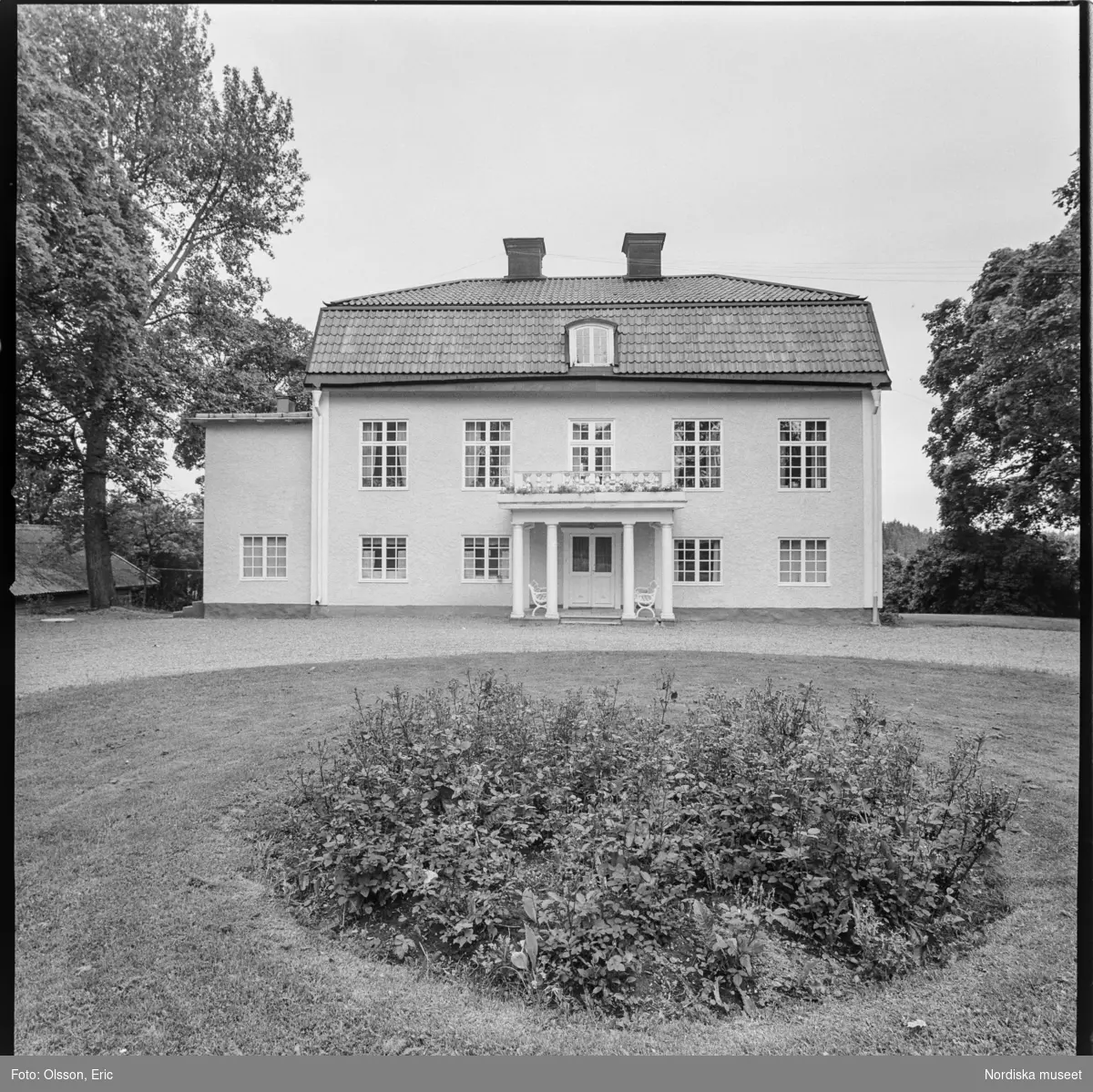 Exteriör av Berga herrgård samt interiörer från Berga slott, Västerhaninge socken, Södermanland.