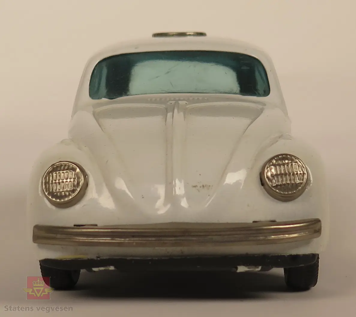 Hvit Volkswagen beetle laget av tinn. Skala: 1/48