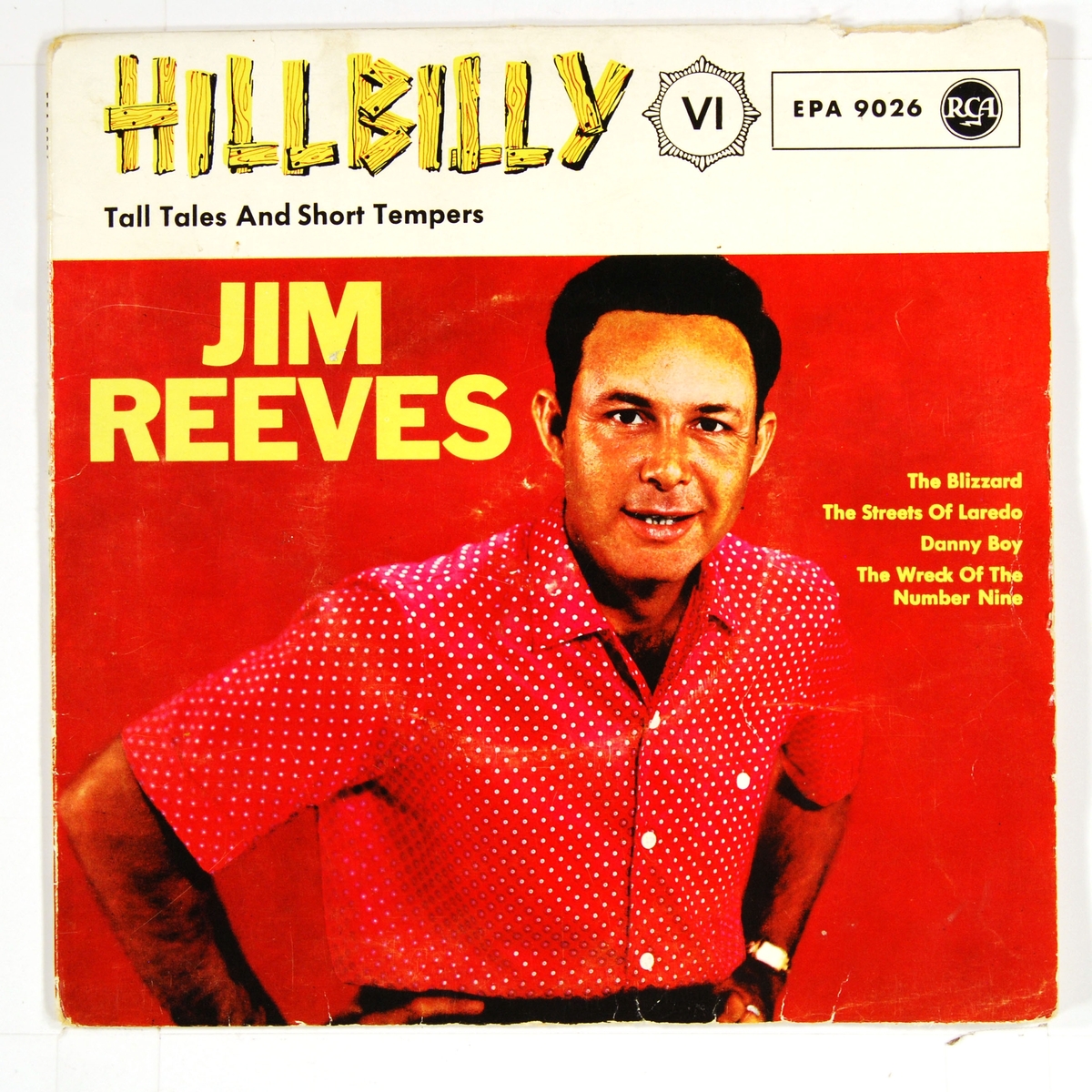 Bilde av Jim Reeves kledd i mønstret skjorte.