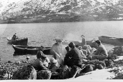 Fiskere fra Gullesfjord har gått i land for å ta en kaffepau