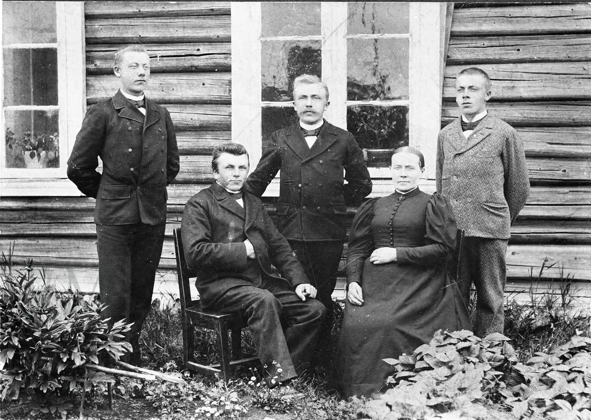 Familien Prestkvern, Johan Iversen og Maren Iversdatter med sine tre sønner.