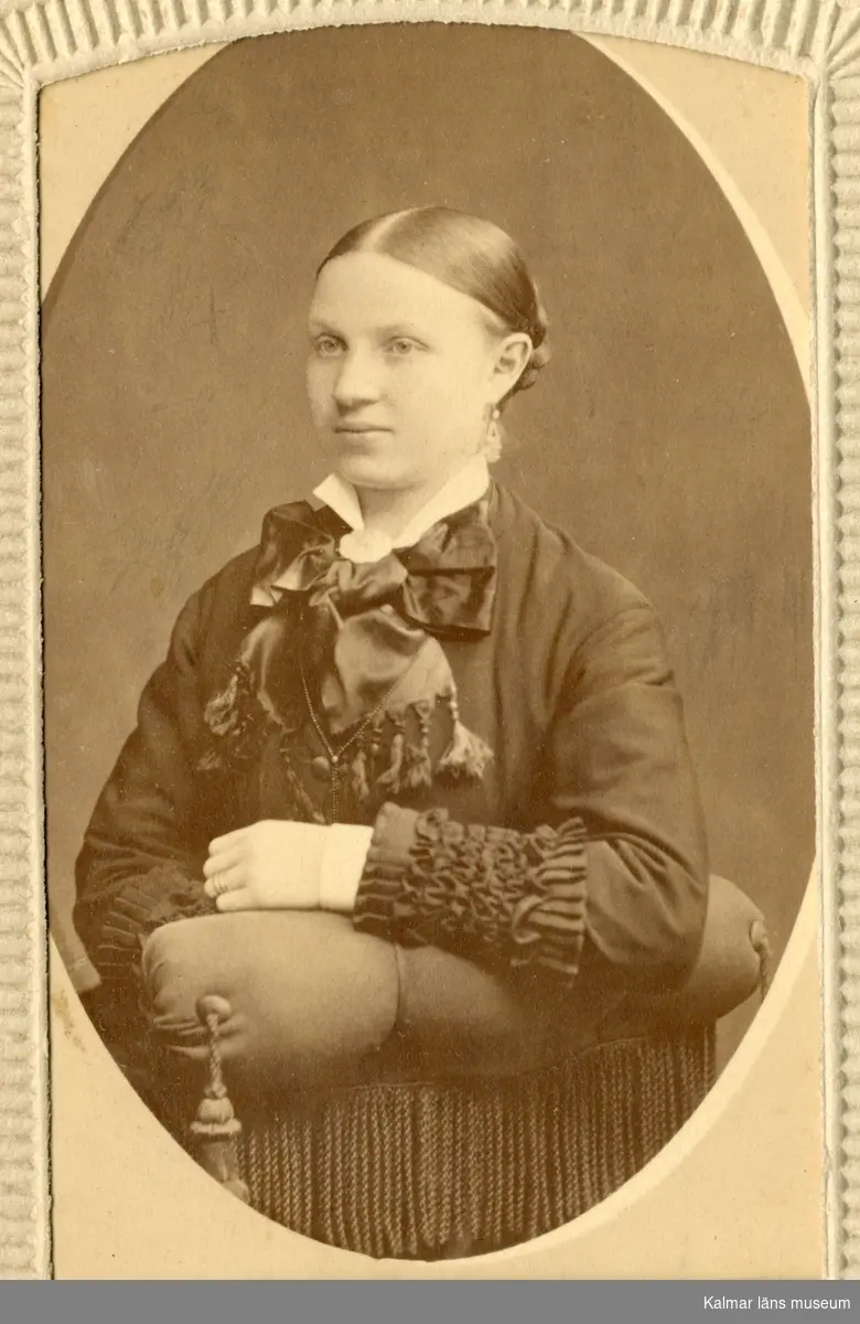 Porträtt av Anna Charlotta Petersson med upsatt hår, klädd i mörka kläder med vit krage.