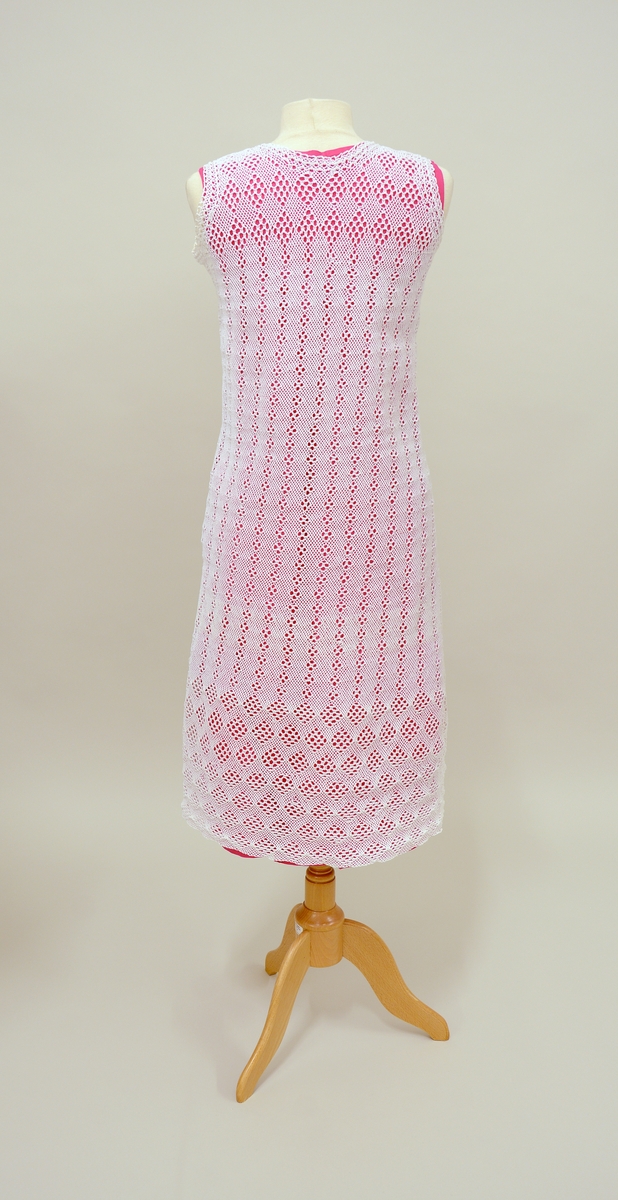 Kjole i tre deler: Kjole:TGM-BM.2000:083.A  Underkjole: TGM-BM.2000:083.B  Jakke:TGM-BM.2000:083.C
Kjolen har rund hals og ingen armer. Åpen jakke med lange ermer. Både kjole og jakke er utført  i telemarksbinding. Underkjolen er rosa og er laget av silke.