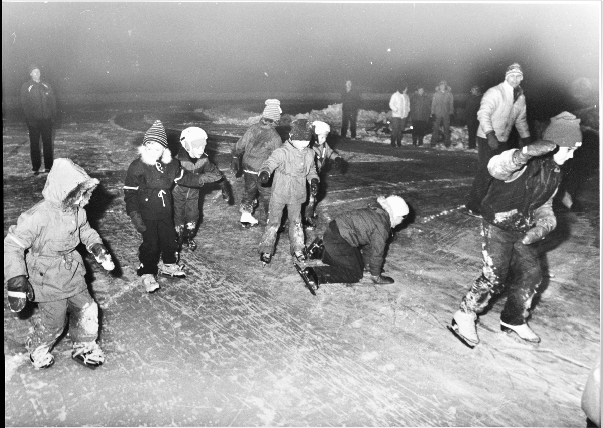 Barn leiker på skøytebanen, Bjugn