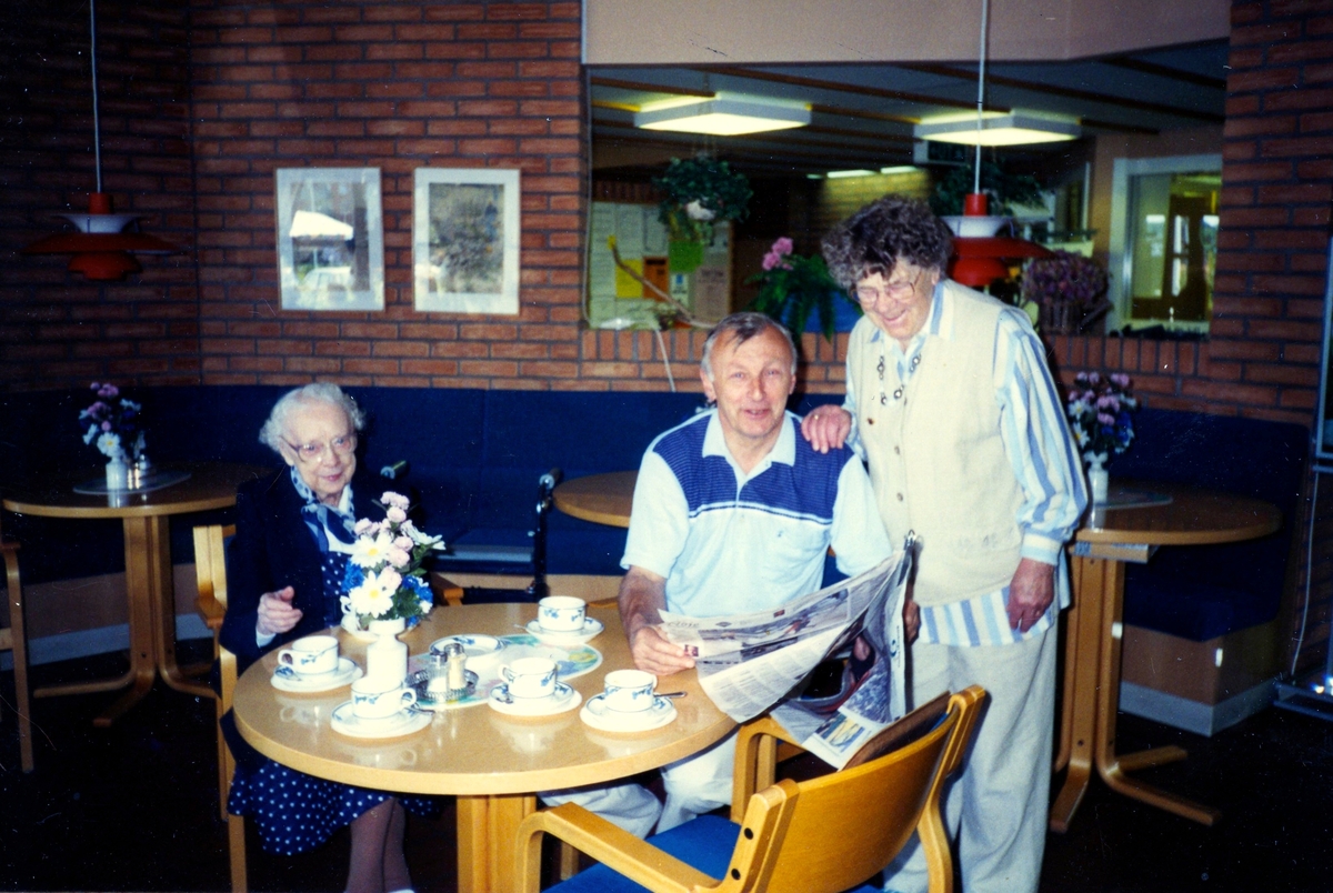 Brattåsgårdens café cirka 1990. Från vänster: Greta Andersson (1901 - 2005, född Alm, lärare i Kållered), Bengt Skarin (Greta Anderssons systerson) samt Gördis Johansson (1919 - 2005).