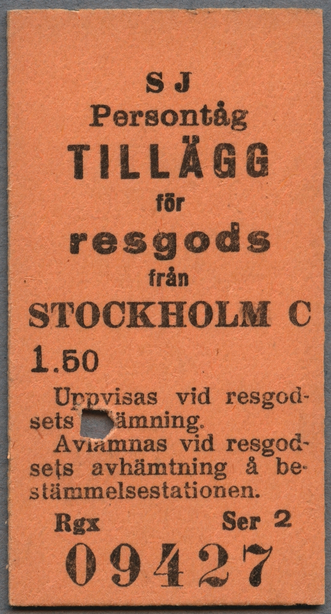 Resgodsbiljett av orange papp i Edmonsonskt format, "SJ Persontåg TILLÄGG för resgods från STOCKHOLM C". Biljettens pris var 1,50 kronor. På biljetten står det "Uppvisas vid resgodsets...ämning. Avlämnas vid resgodsets avhämtning å bestämmelsestationen." Biljetten är klippt.