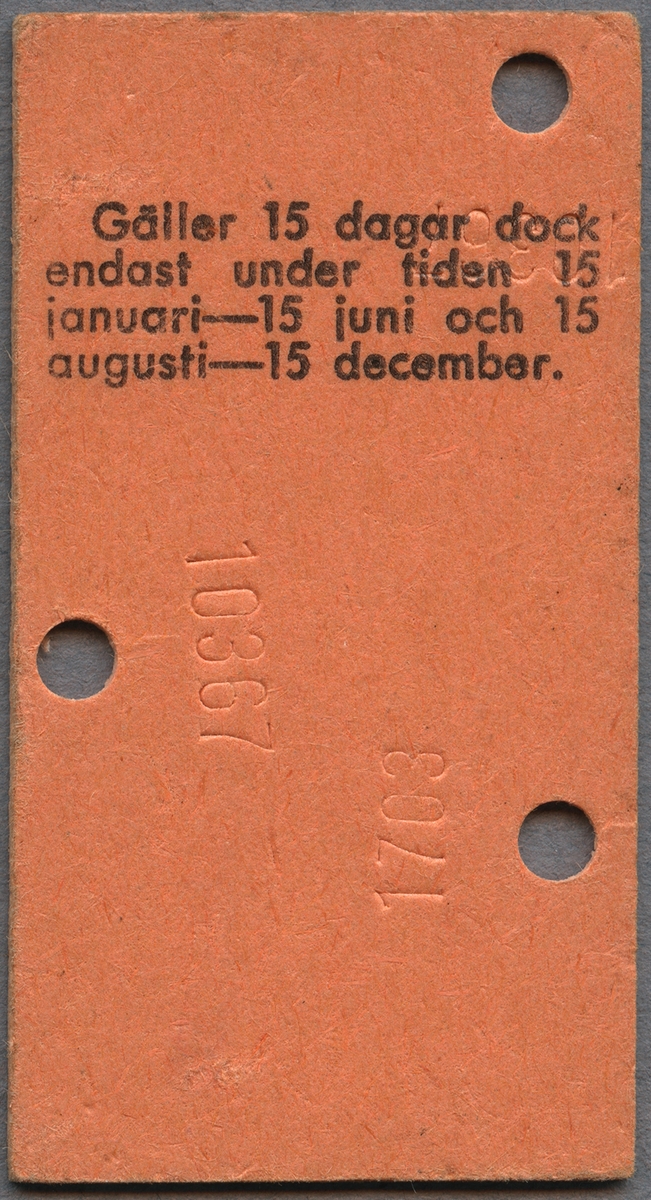 Studerandebiljett, enkelbiljett för SJ persontåg på sträckan Stockholm C-Lund. Biljetten är av orange papp i Edmondsonskt format. Biljetten var giltig i andra klass. På biljetten står det "Stämplas genast vid uppehåll". Biljetten är stämplad med datum i toppen. "Stud" är tryckt i rött i toppen. Biljettens pris var 74 kronor. Biljetten är klippt tre gånger.
På baksidan av biljetten står det "Gäller 15 dagar dock endast under tiden 15 januari-15 juni och 15 augusti-15 december."