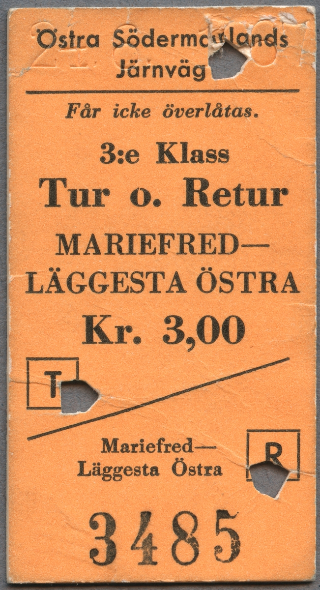 Museitågsbiljett från Östra Södermanlands Järnväg. Biljetten är utfärdad i tredje klass på sträckan Mariefred-Läggesta södra och gäller för en tur- och returresa. I toppen finns ett präglat datum. Biljetten är av gulorange papp i Edmondsonskt format. Biljettens pris var 3 kronor. Biljetten är klippt tre gånger.