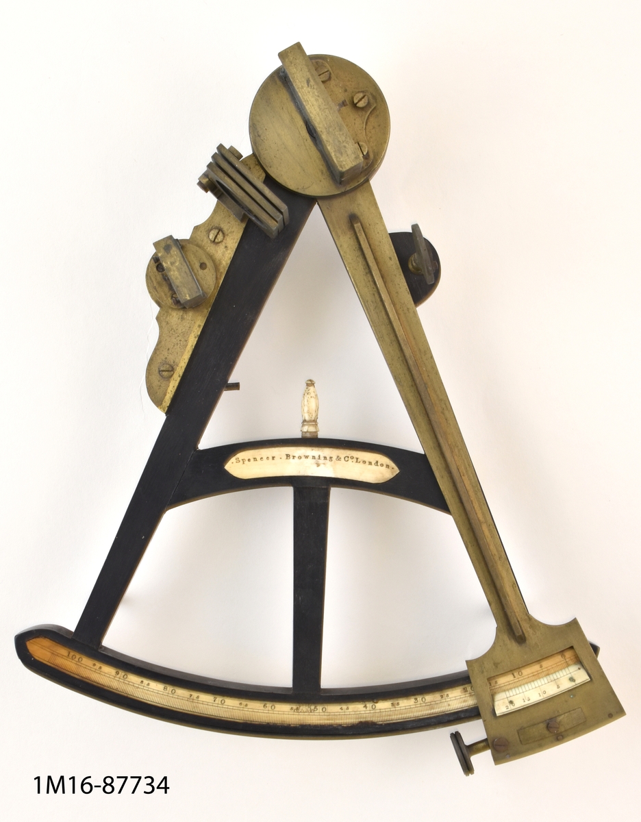 Sextant med fodral. 

Instrumentets urspungliga ägare Johan Johnsson, tog styrmansexamen av andra graden 1855. Johan var inskriven i Kalmar sjömanshus till 1867 och bodde därefter i Göteborg.