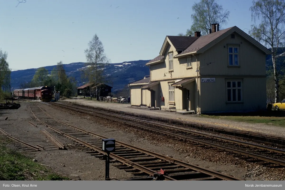Fluberg stasjon på Valdresbanen. I bakgrunnen diesellokomotiv Di 3 632 med persontog til Fagernes