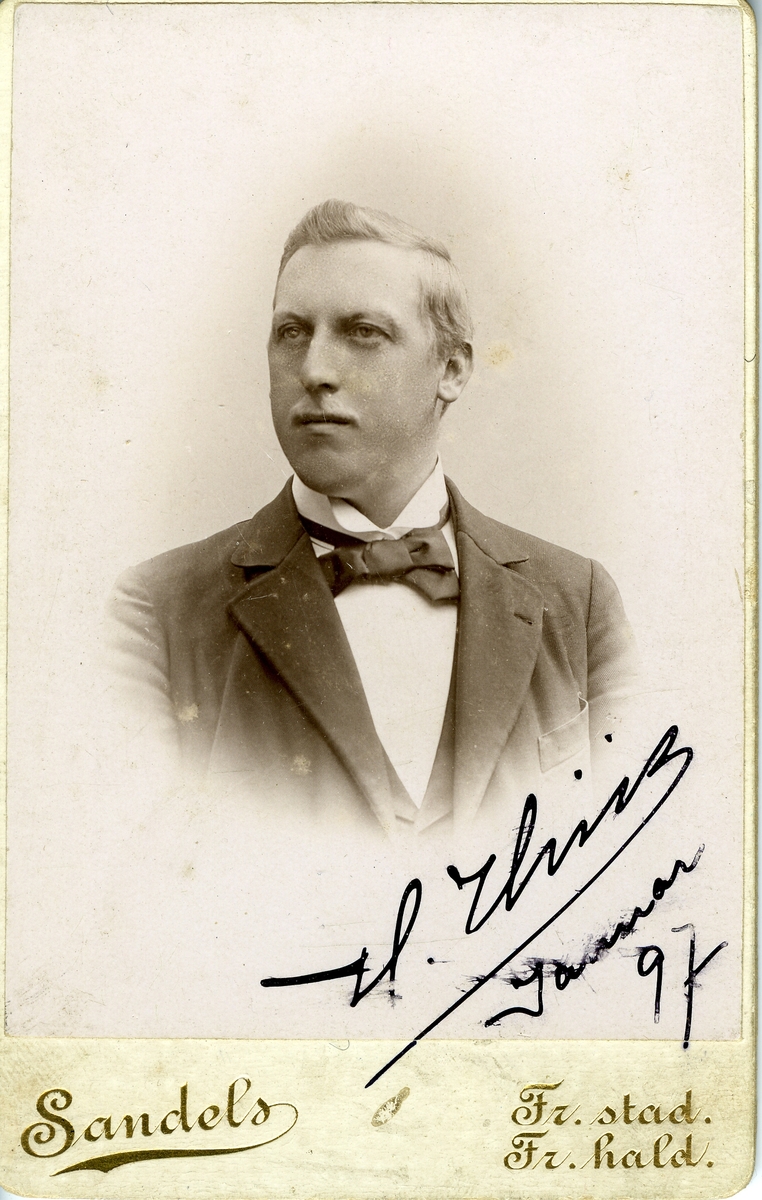 Harald Thiis (f. i Skottland 1871), disponent,, bolig: Voldportgaten 70, ("Thiisegården", Gamlebyen).
På bildet er håndskrevet (autograf?: H. Thiis. Januar 97.