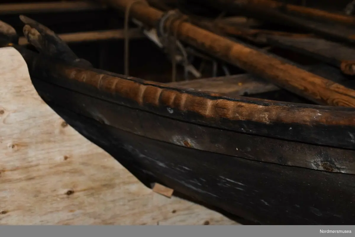 Båten er liten, men med dryg bakskott. Trolig bygd for heimefiske med småagn. Båten er en færing fra Taknes. Båten er rigga med geitbåtsegl.