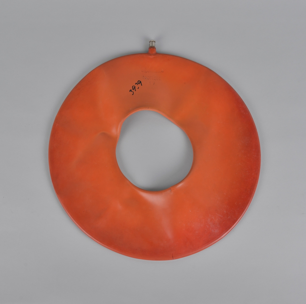Oppblåsbar gummipute, formet som en ring. Ventil for å fylle i luft.
Brukt på Hitra Helsehus. Antatt datering 1950-årene