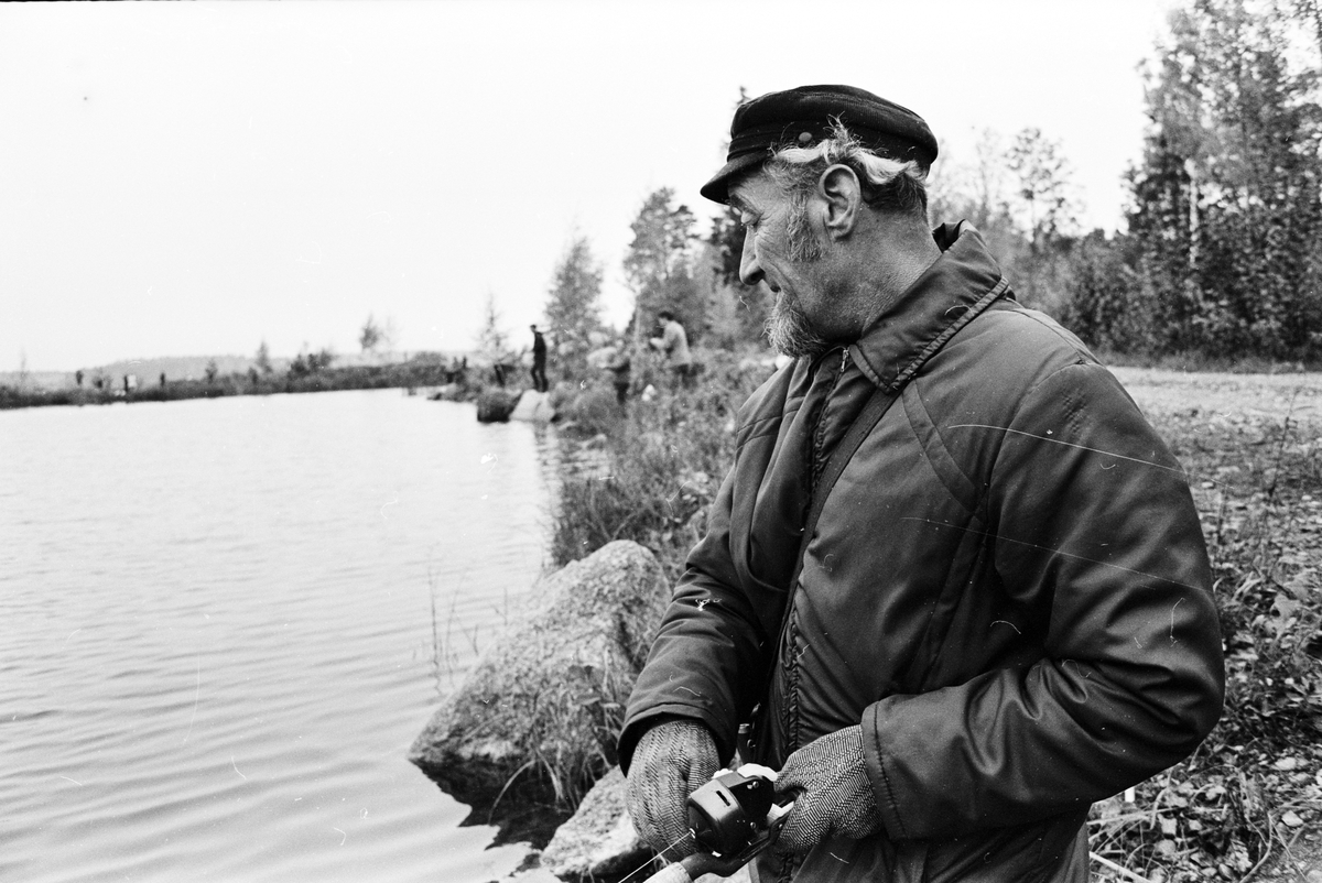 "Lyckat Marionfiske", Söderfors, Uppland, oktober 1972