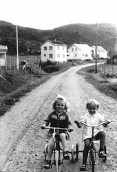 Bøvær i 1967.
Hanna Fredriksen, f.1964 og Tove Mette Hansen,