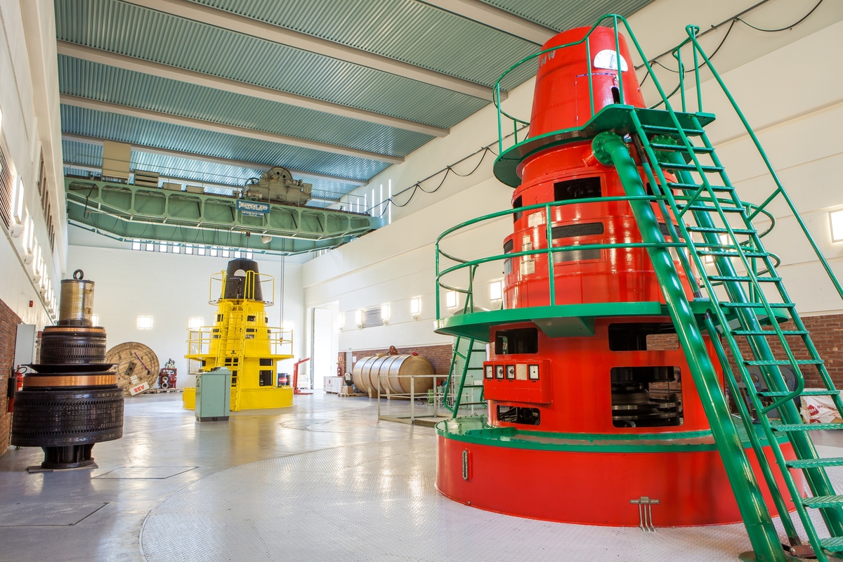 Maskinsalen i Skogfoss kraftverk med aggregata "Sigrid" og "Leopold". Aggregata er måla i grensefargane til Norge og Russland.