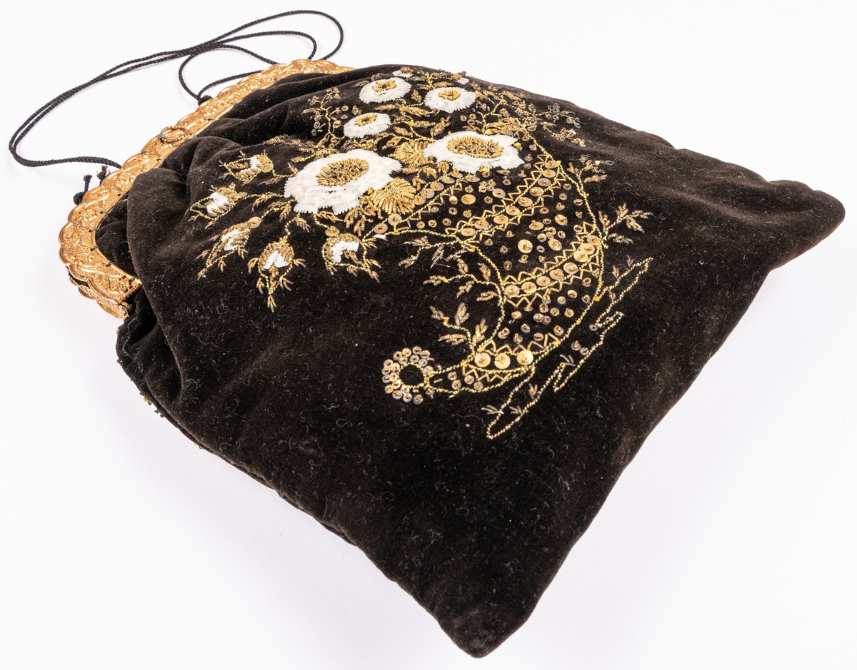 Två svarta väskor av sammet. Den ena med beslag av förgylld metall och broderier i guld och blommor av fiskfjäll.