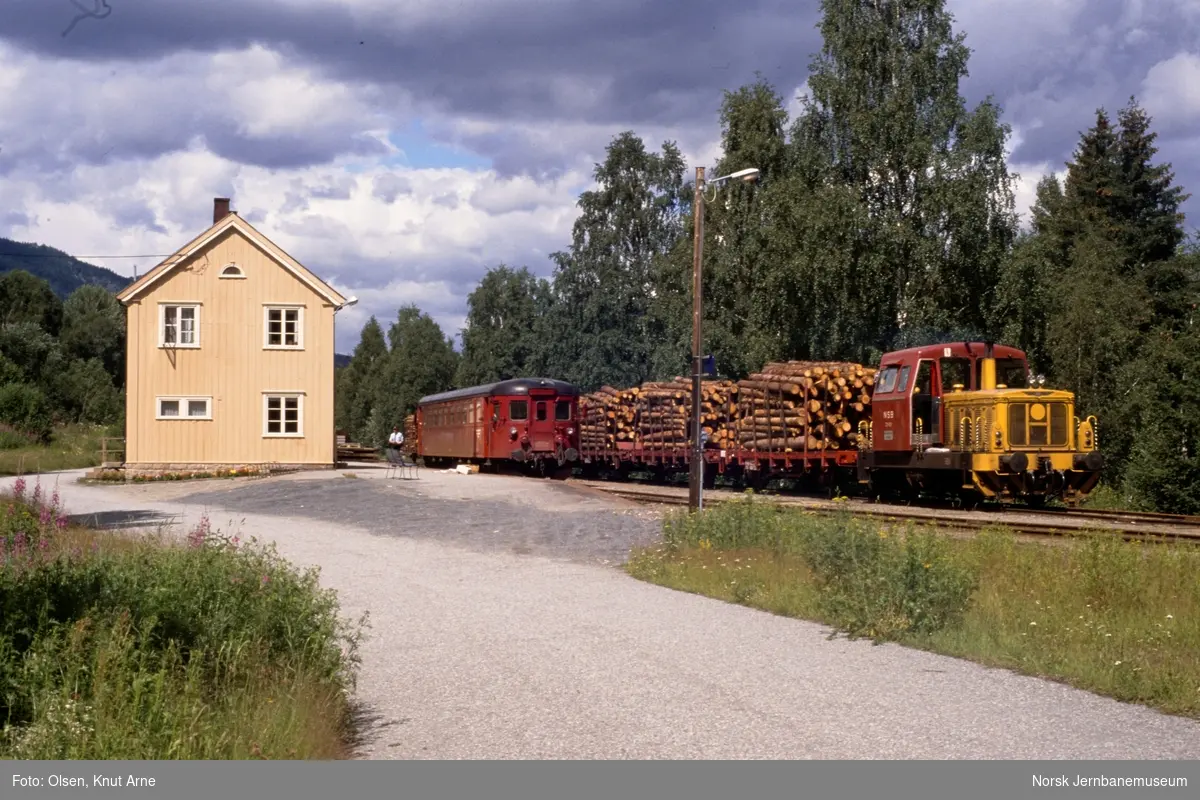 Kryssing på Veggli stasjon mellom persontog til Rødberg med dieselmotorvogn BM 86 27 og tømmertog til Kongsberg med skiftetraktor litra Skd 221 nr. 151