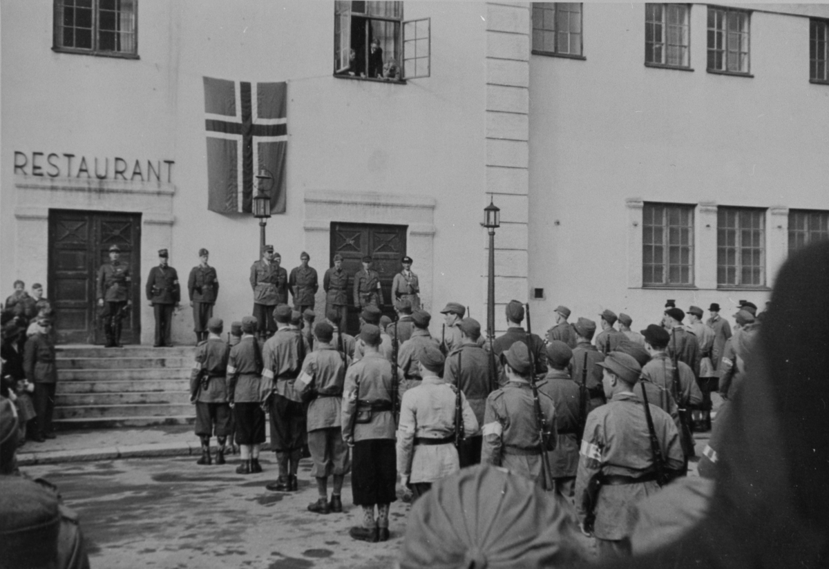 Milorg-soldater oppstilt foran stor bygning (Se også MINØ.037925)
