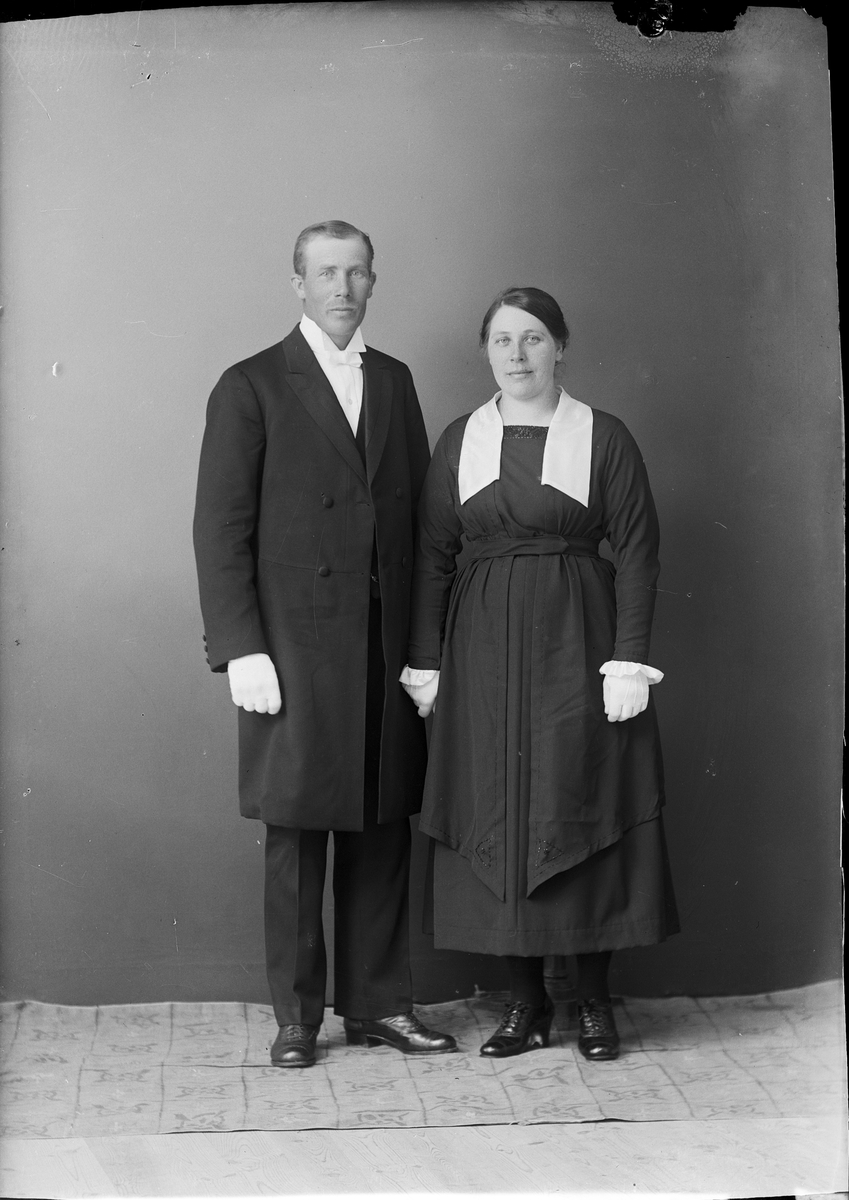 Brudparet Mattsson från Finnskogen, Valö socken, Uppland 1922
