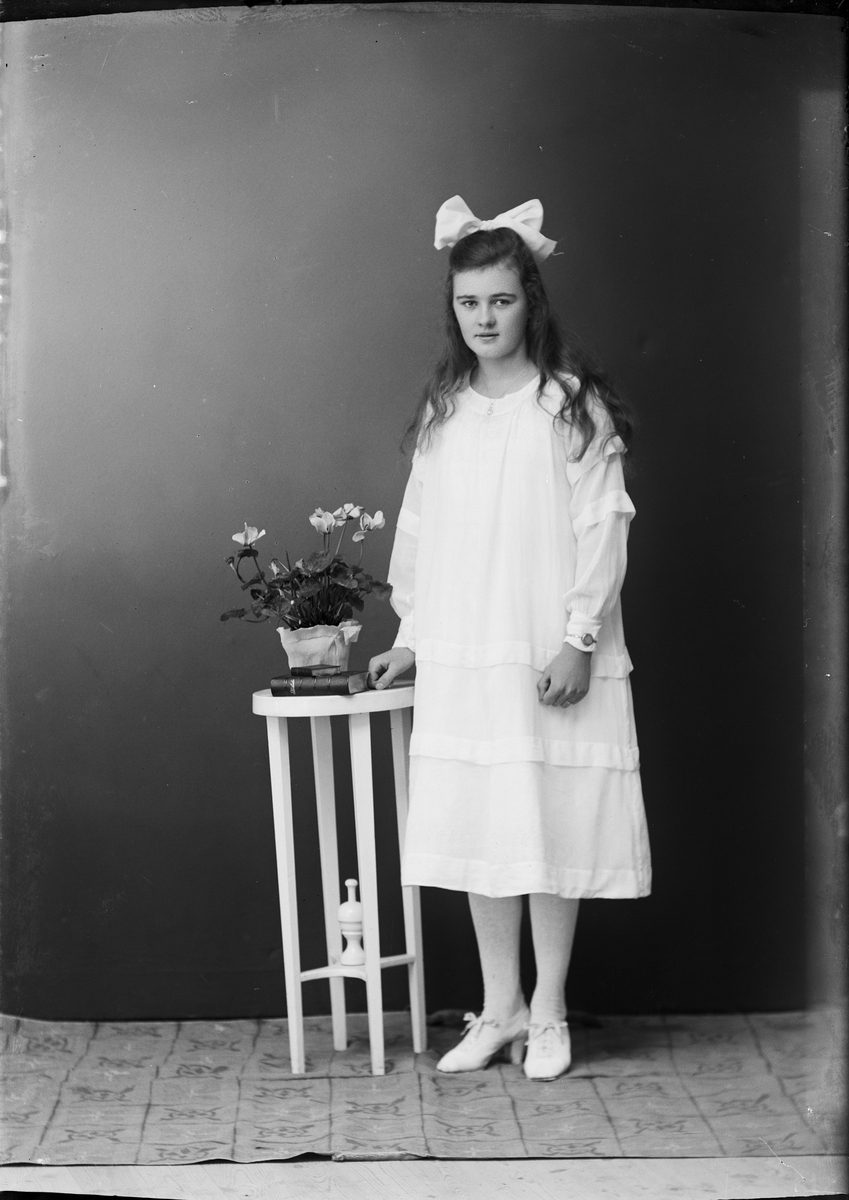 Konfirmand Betty Gjertz från Lugnet, Börstil socken, Uppland 1921